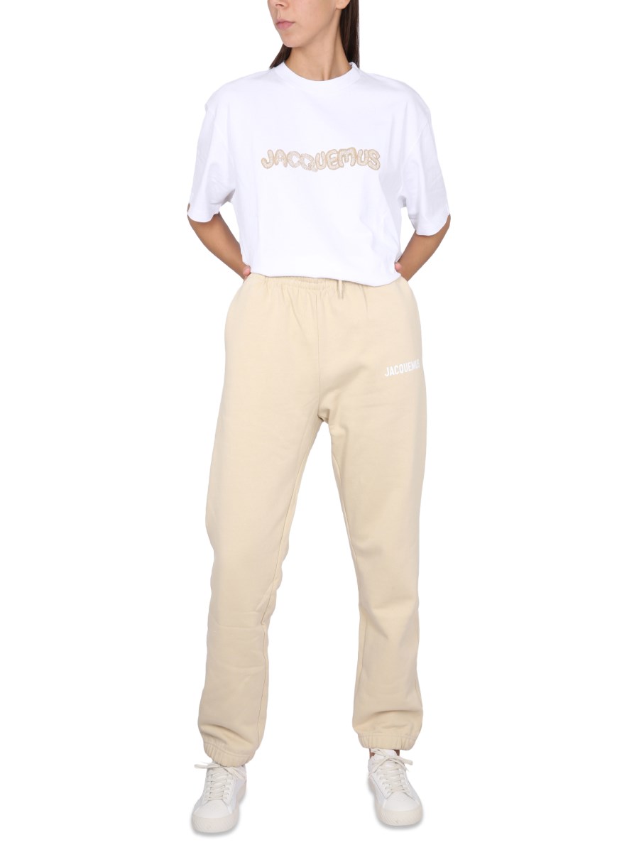 JACQUEMUS PANTALONE JOGGING CON LOGO