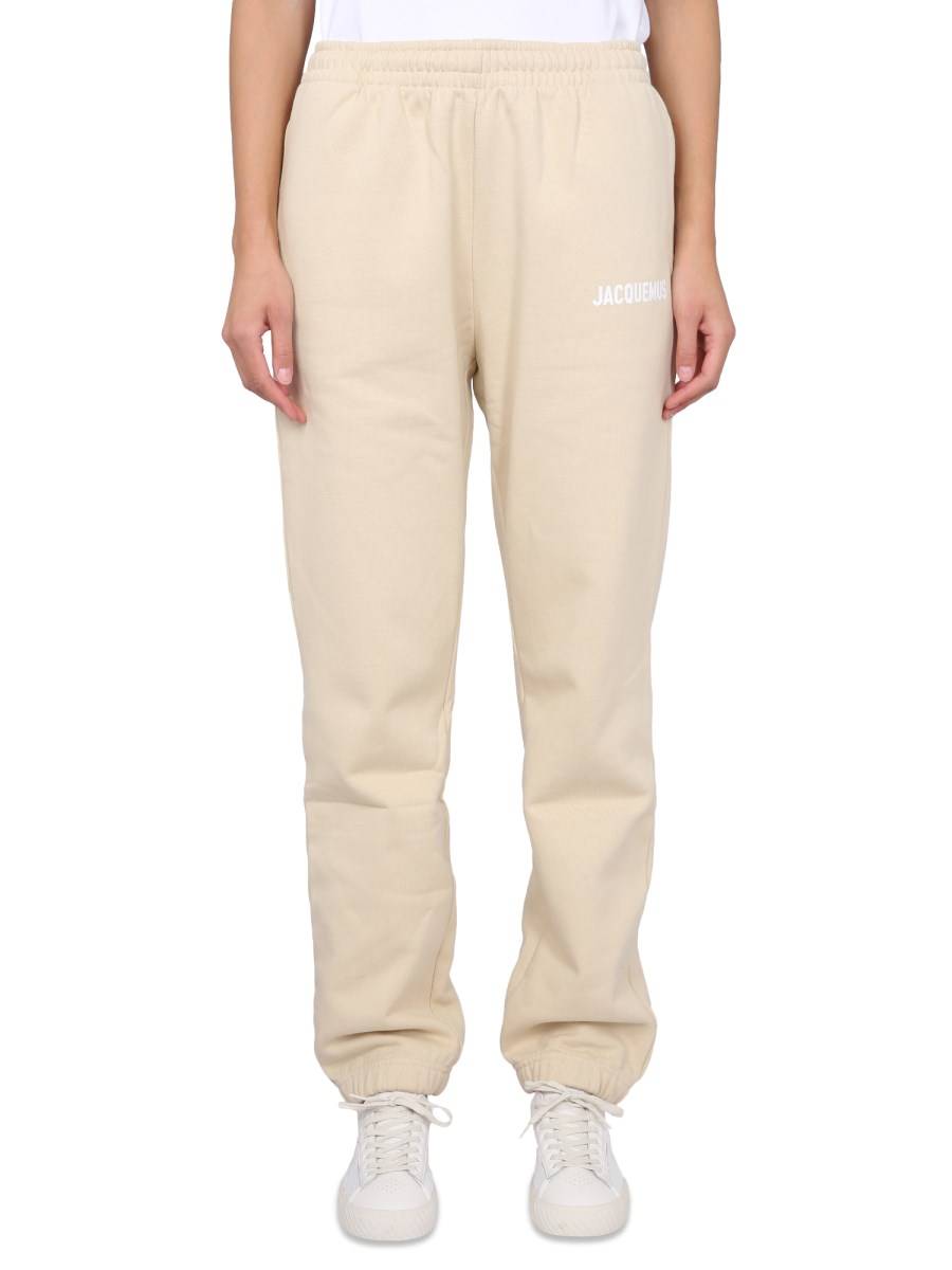 JACQUEMUS PANTALONE JOGGING CON LOGO