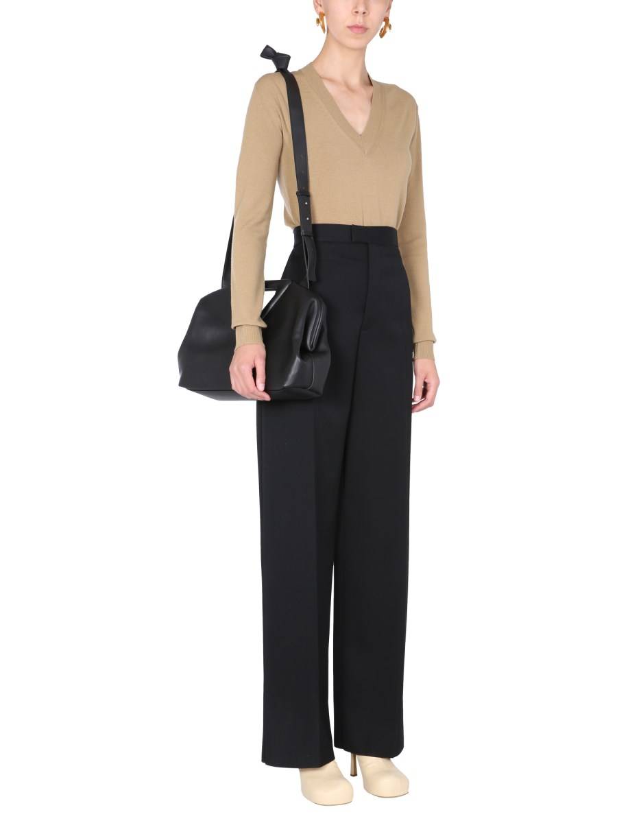 BOTTEGA VENETA MAGLIA CON SCOLLO A V IN LANA STRETCH FINE