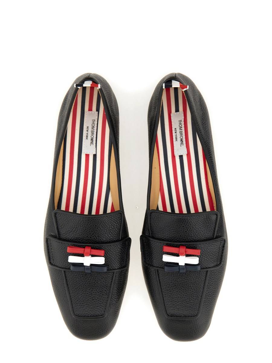 THOM BROWNE MOCASSINO A TRE FIOCCHI IN PELLE PEBBLE GRAIN