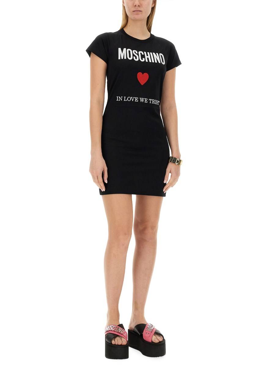 MOSCHINO ABITO CON LOGO