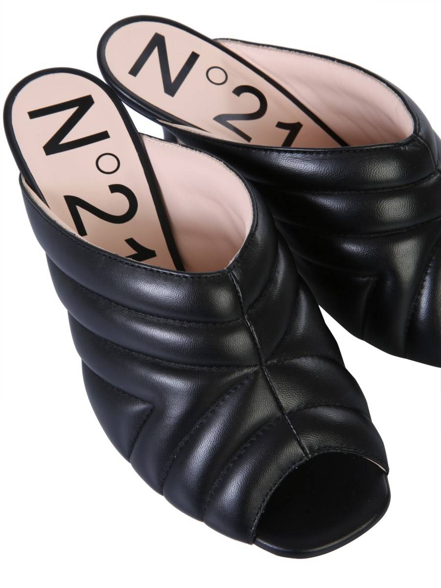 N°21 MULE IN PELLE CON MOTIVO CHEVRON