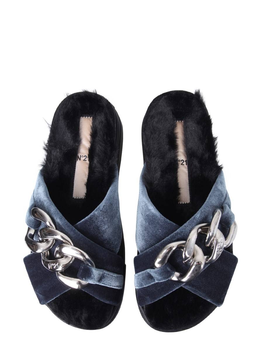 N°21 SANDALO IN VELLUTO CON CATENA OVERSIZE