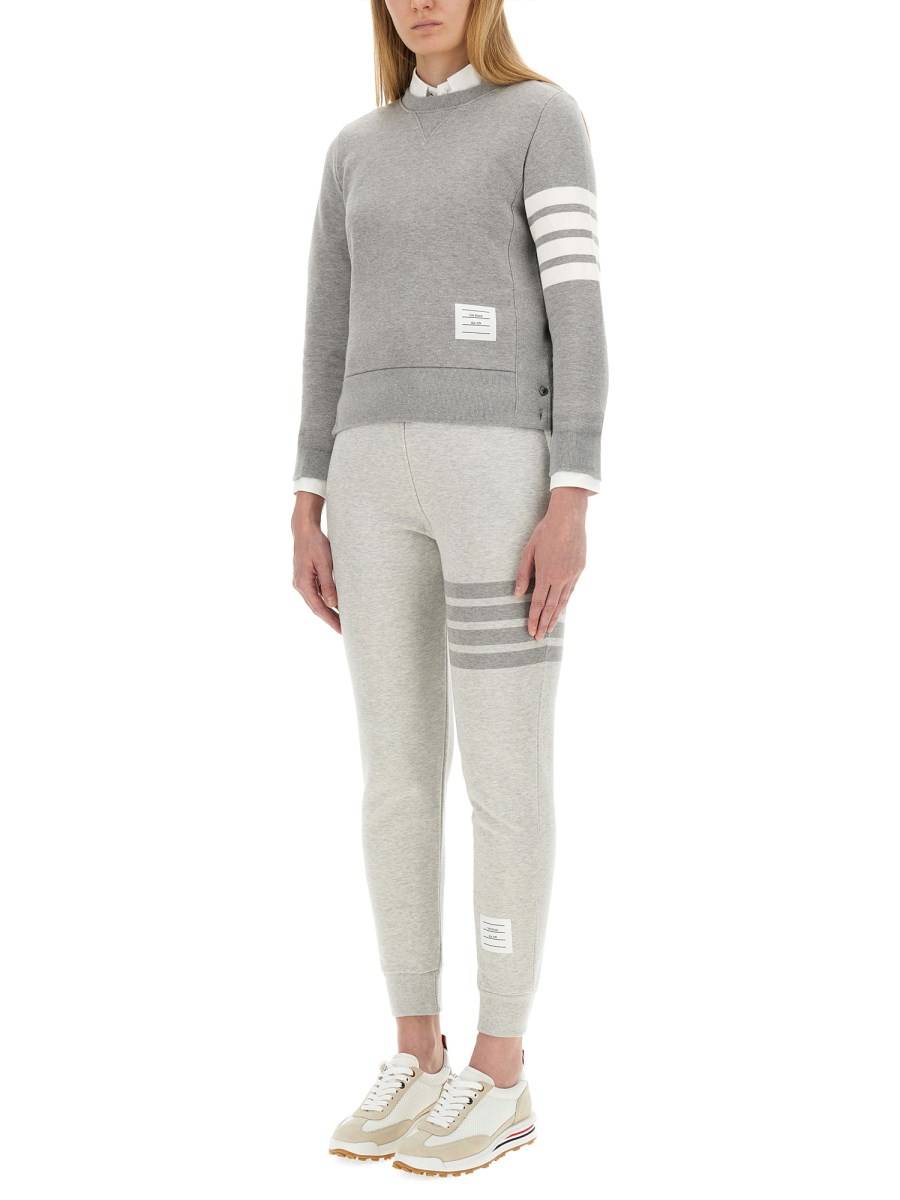 THOM BROWNE PANTALONE IN FELPA DI COTONE CON DETTAGLIO A RIGHE