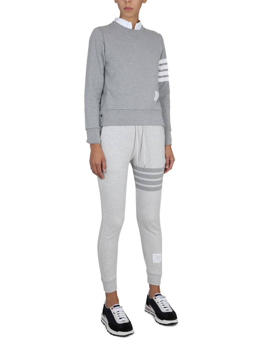 THOM BROWNE PANTALONE IN FELPA DI COTONE CON DETTAGLIO A RIGHE