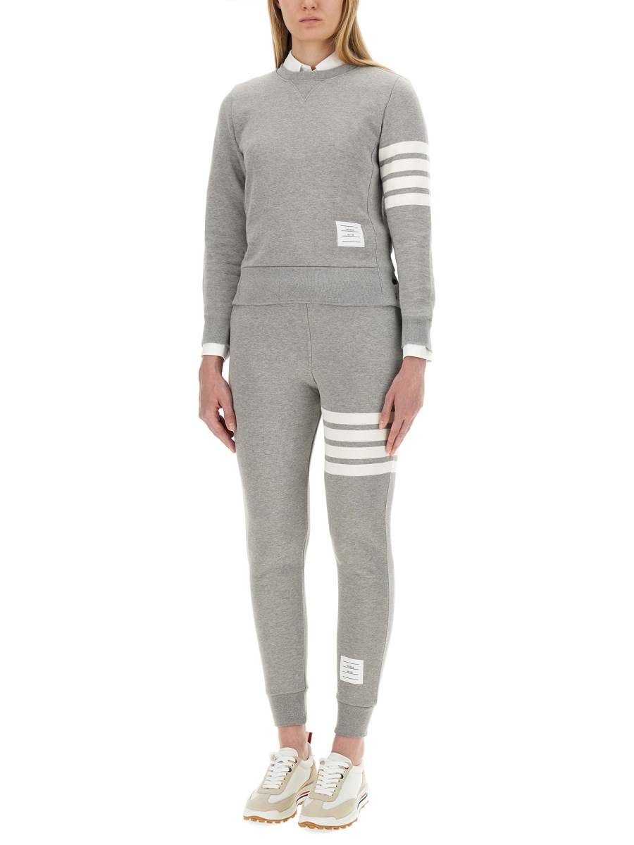 THOM BROWNE PANTALONE IN FELPA DI COTONE CON DETTAGLIO A RIGHE