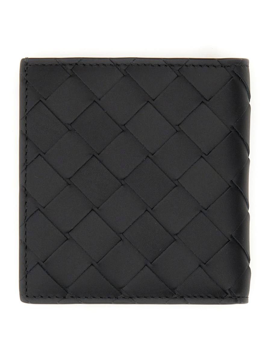 BOTTEGA VENETA PORTAFOGLIO BI-FOLD SOTTILE IN PELLE CON MOTIVO INTRECCIATO