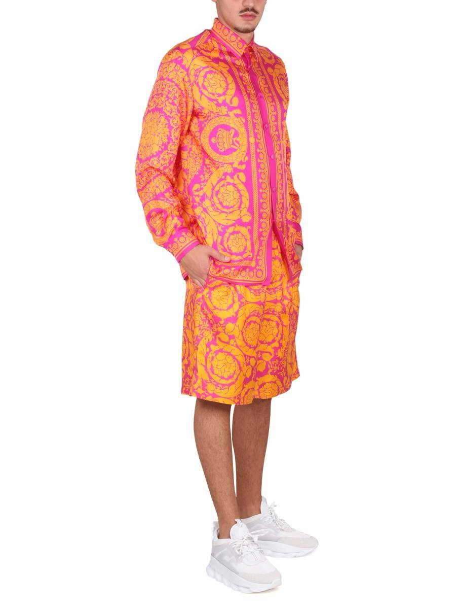 VERSACE SHORTS CON STAMPA BAROCCO SILHOUETTE IN SETA
