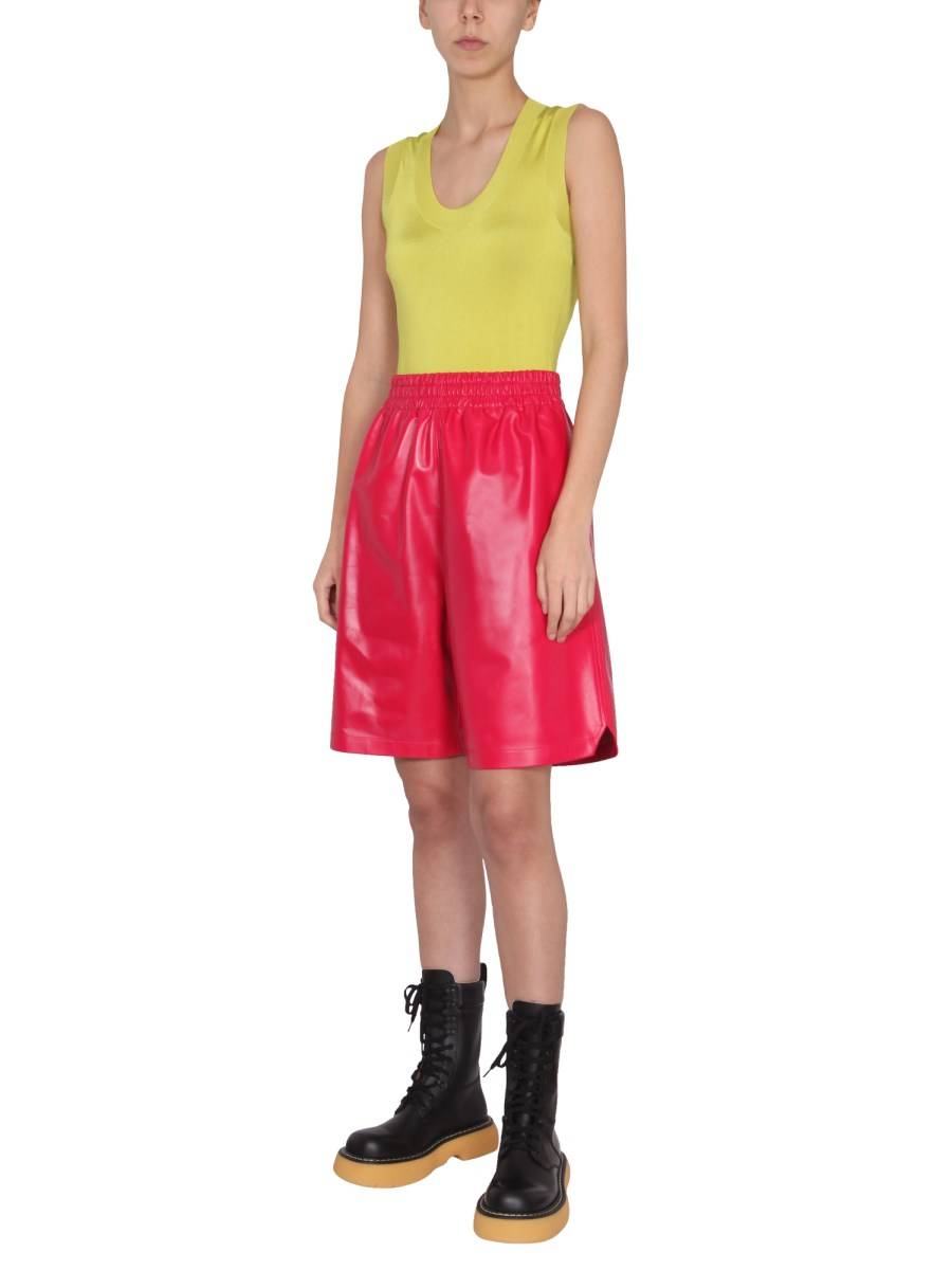 BOTTEGA VENETA SHORTS IN PELLE LUCIDA CON VITA ELASTICIZZATA