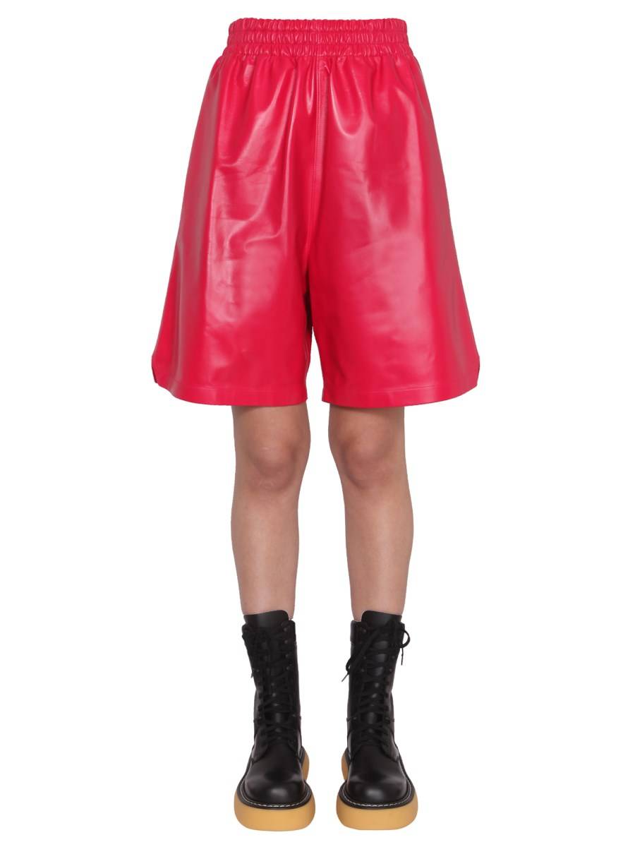 BOTTEGA VENETA SHORTS IN PELLE LUCIDA CON VITA ELASTICIZZATA