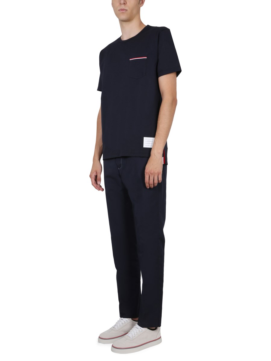 THOM BROWNE T-SHIRT IN JERSEY DI COTONE CON TASCHINO