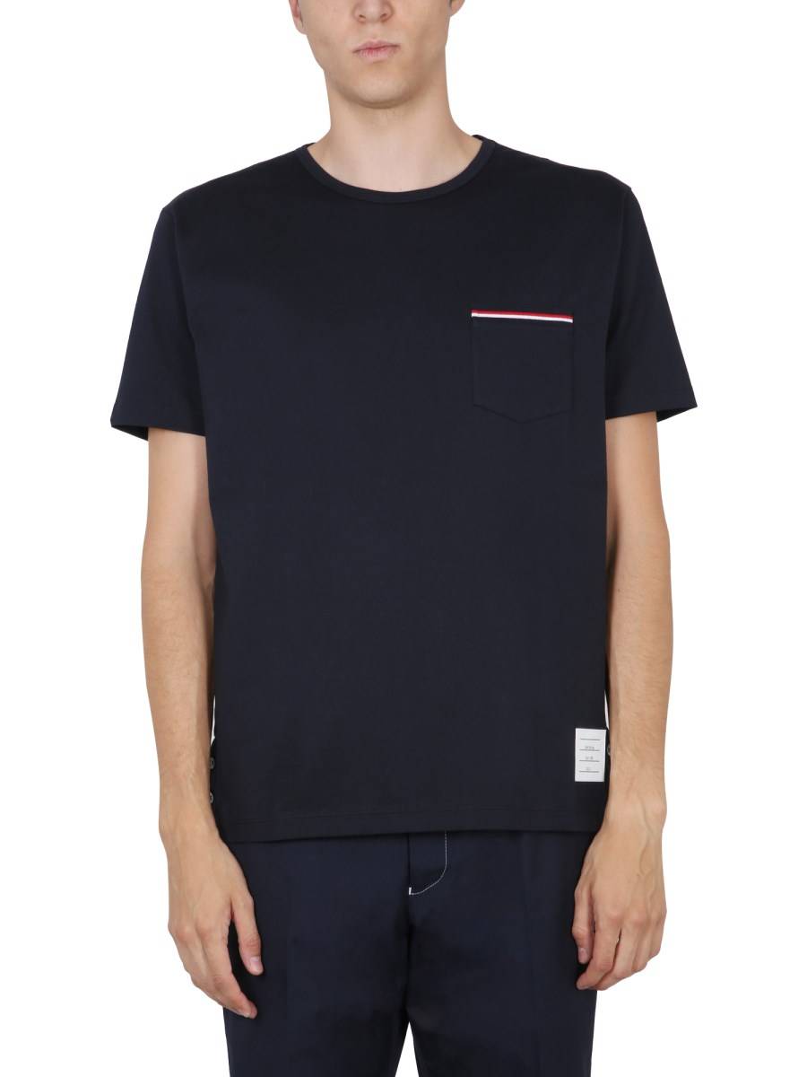 THOM BROWNE T-SHIRT IN JERSEY DI COTONE CON TASCHINO