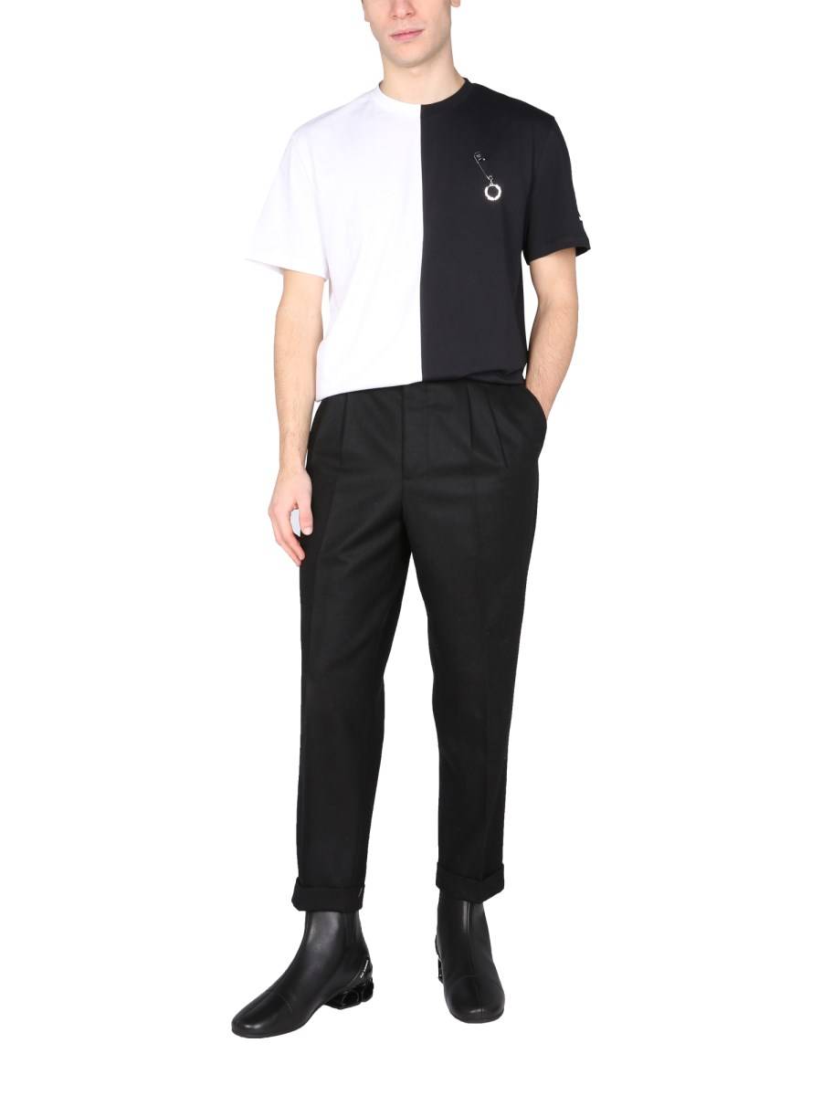 FRED PERRY X RAF SIMONS T-SHIRT SPLIT IN JERSEY DI COTONE CON SPILLA LACCATA
