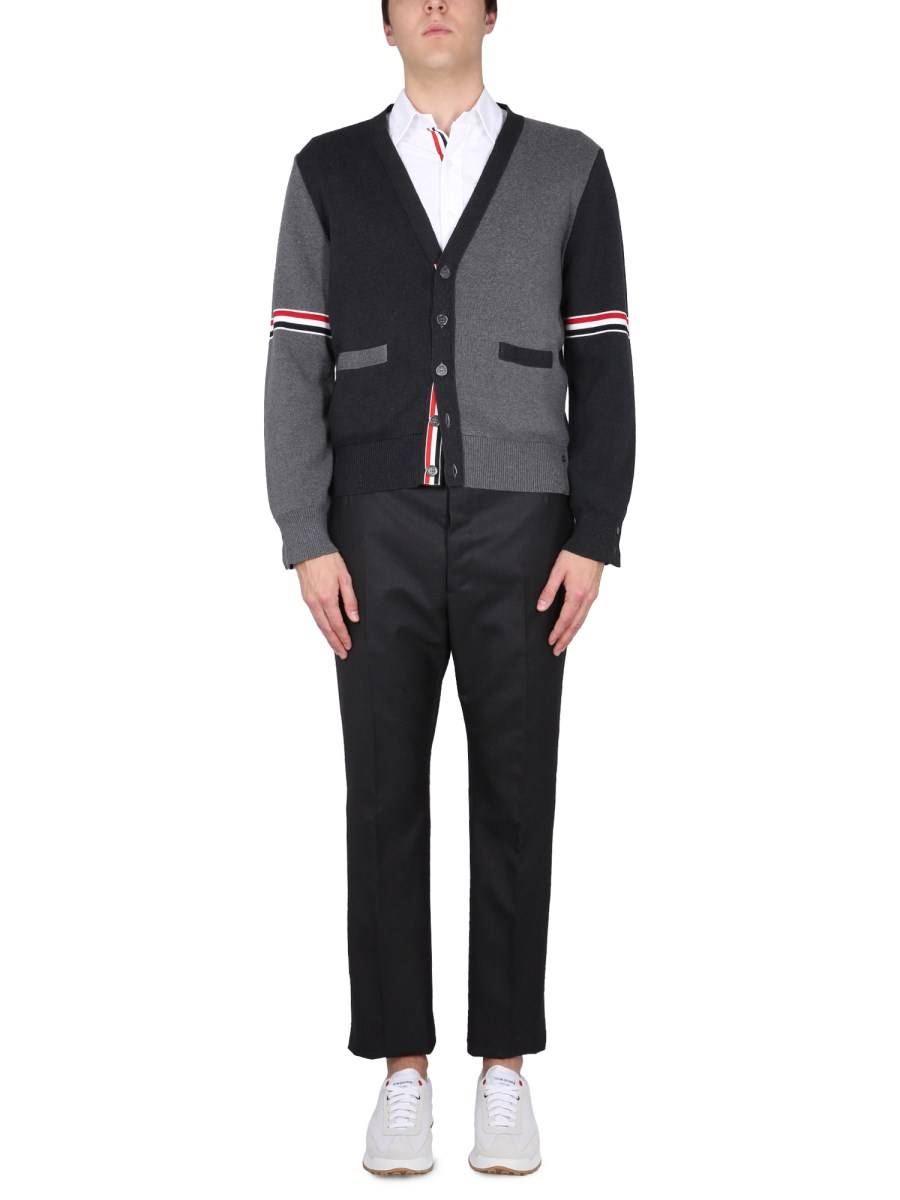 THOM BROWNE CARDIGAN CON SCOLLO A V