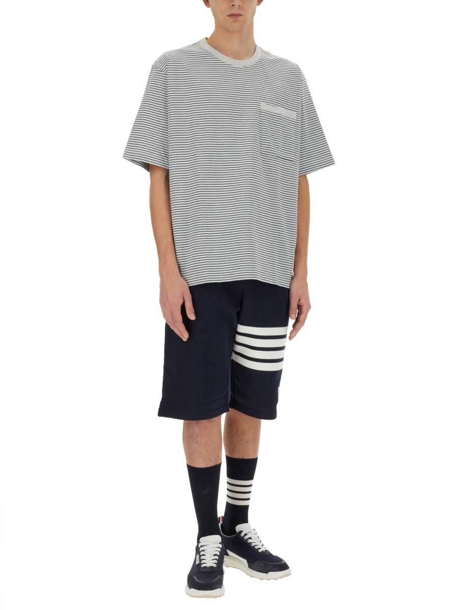 THOM BROWNE T-SHIRT CON TASCA IN JERSEY DI COTONE