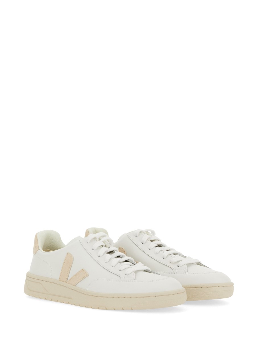 VEJA SNEAKER V-12 IN PELLE