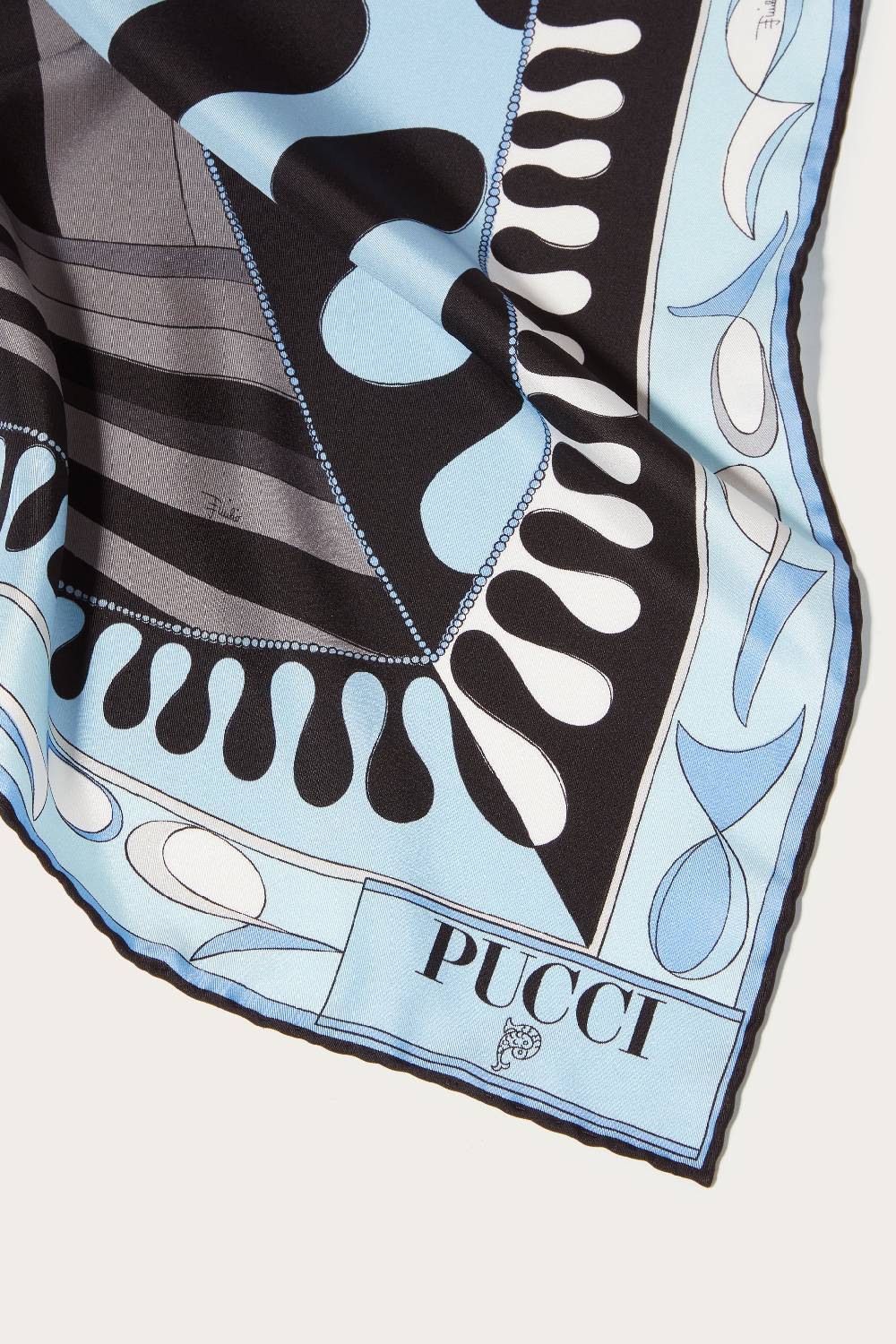 Pucci Carré Grande In Seta Con Stampe Iride E Leocorno