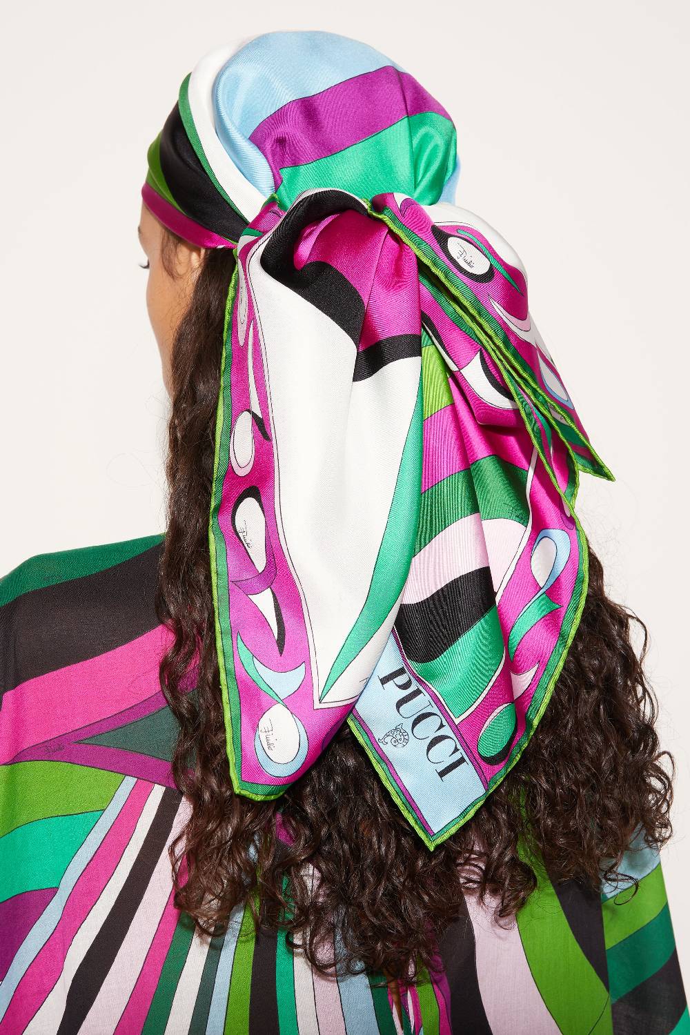 Pucci Carré Grande In Seta Con Stampa Pesci