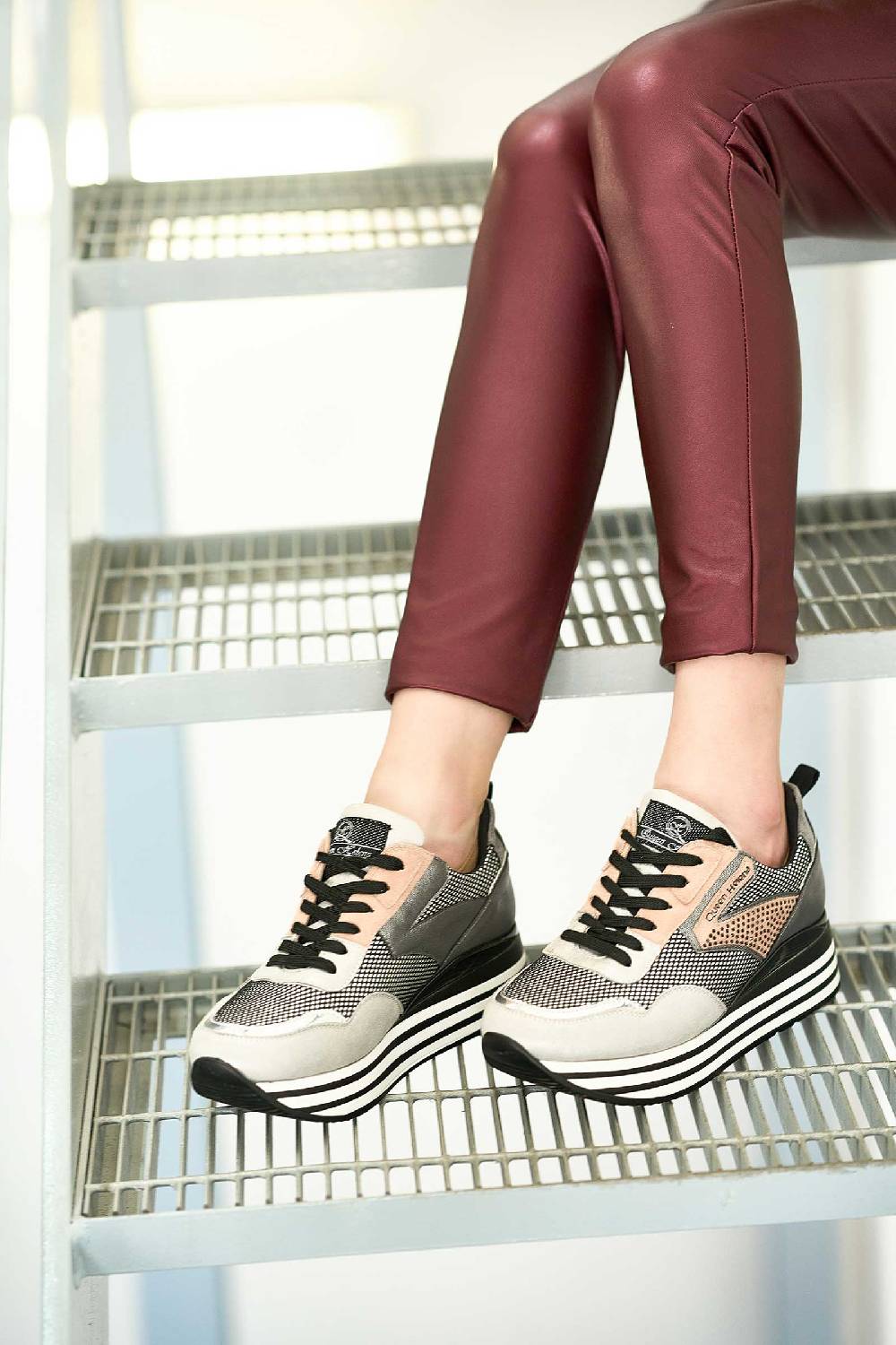 Queen Helena Sneakers - X27-32