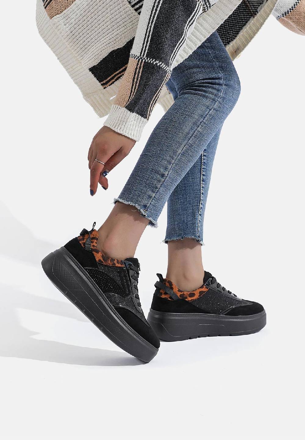 Queen Helena Sneakers - X29-11