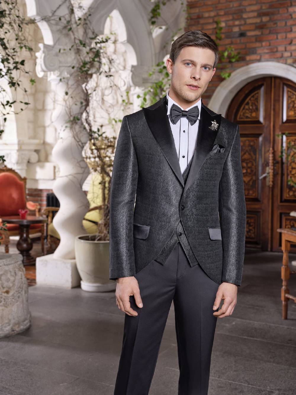 Baggi Abito baggi nero damascato con petto a lancia