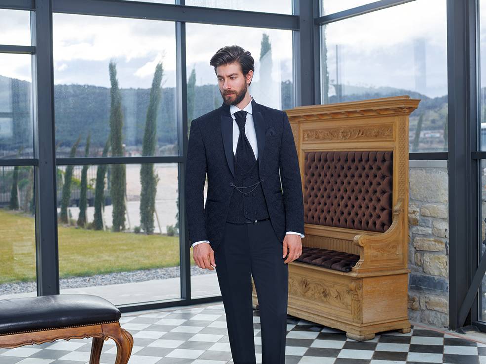 Baggi Abito slim fit alla coreana nero damascato con gilet e cravatta