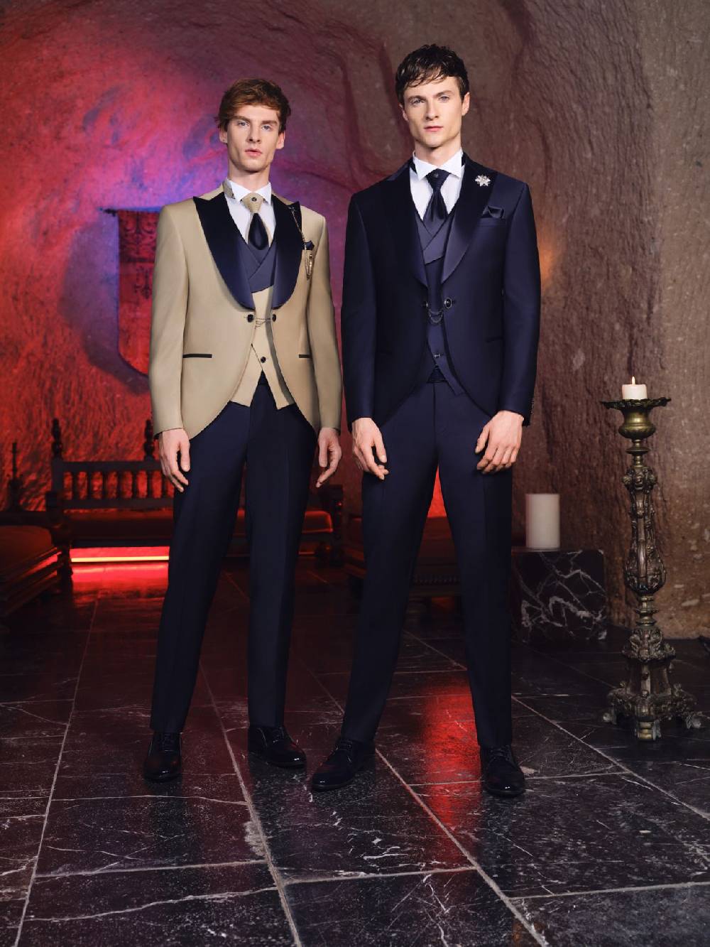 Baggi Smoking con petto a lancia beige baggi slim fit con gilet e plastron