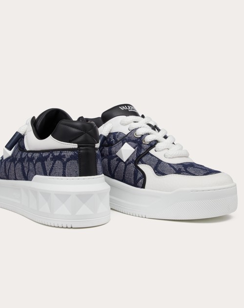Red Valentino SNEAKER LOW-TOP ONE STUD XL IN NAPPA E TESSUTO JACQUARD TOILE ICONOGRAPHE CON EFFETTO DENIM