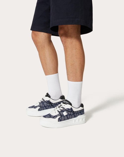 Red Valentino SNEAKER LOW-TOP ONE STUD XL IN NAPPA E TESSUTO JACQUARD TOILE ICONOGRAPHE CON EFFETTO DENIM