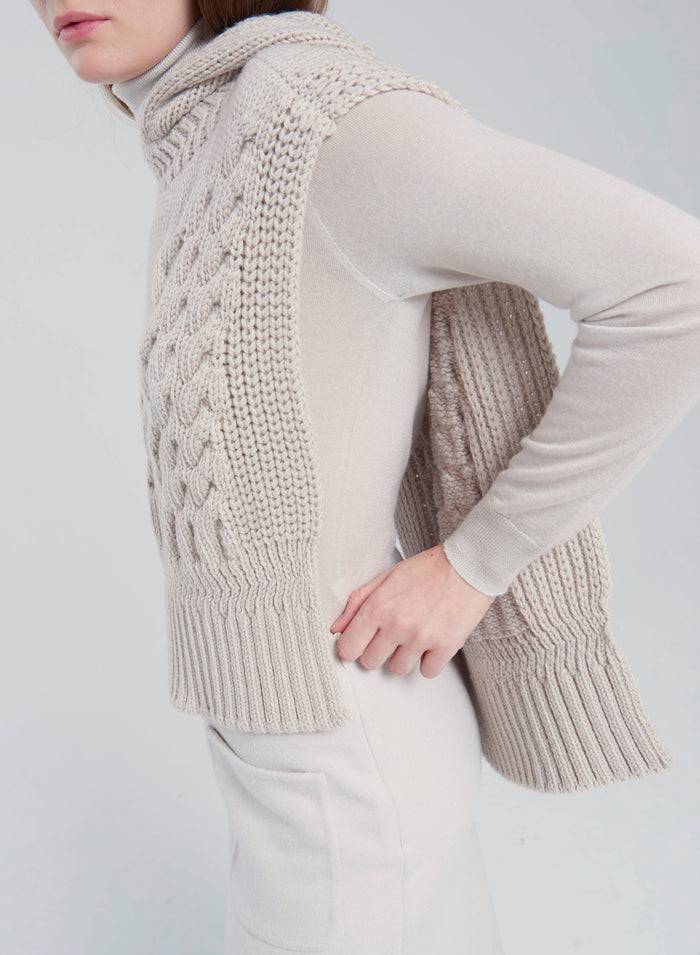 Lorena Antoniazzi GILET IN MAGLIA A TRECCIA SCOLPITA