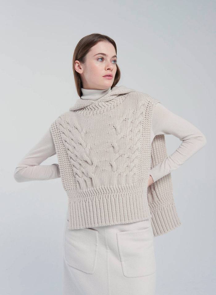 Lorena Antoniazzi GILET IN MAGLIA A TRECCIA SCOLPITA