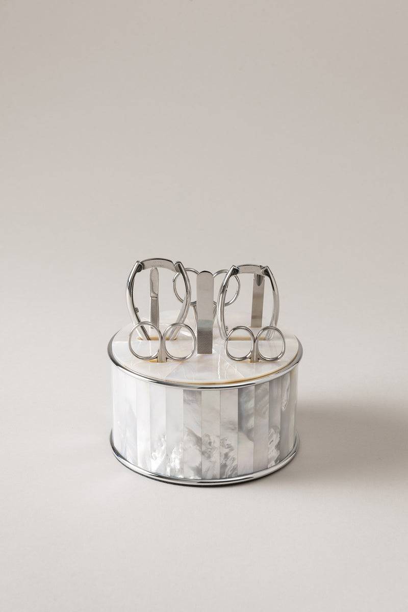 Lorenzi Milano Completo manicure da toilette con top in madreperla in Madreperla