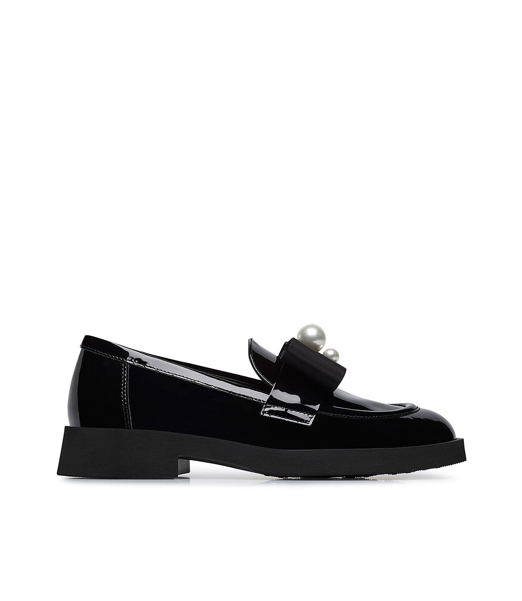Loriblu Mocassino in vernice nera con gros-grain e perle