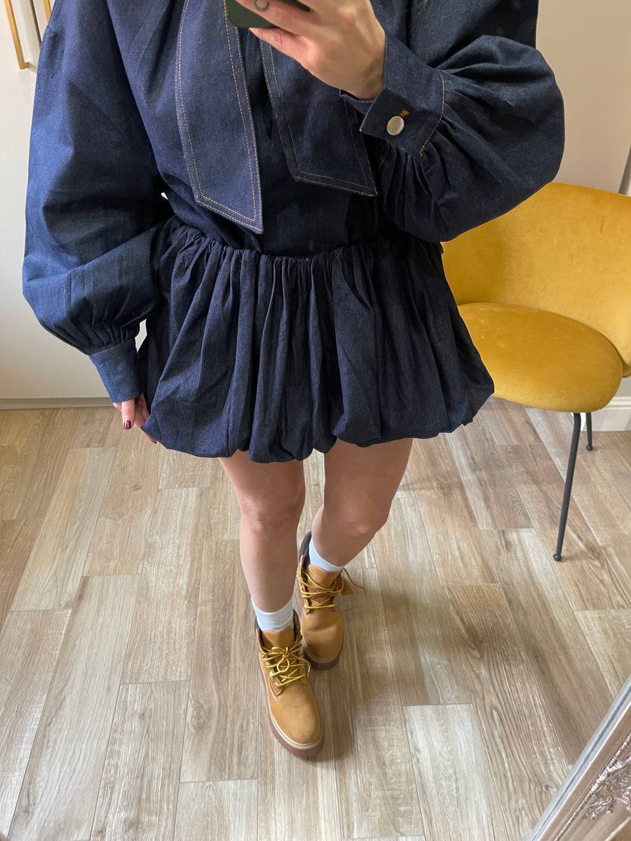 Lovely Sisters Gonna A Pantaloncino In Denim