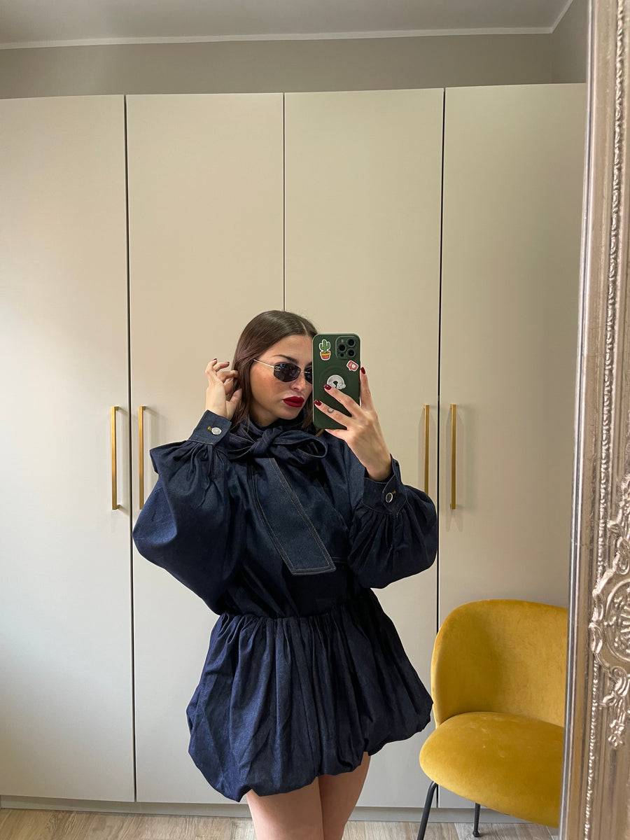 Lovely Sisters Gonna A Pantaloncino In Denim