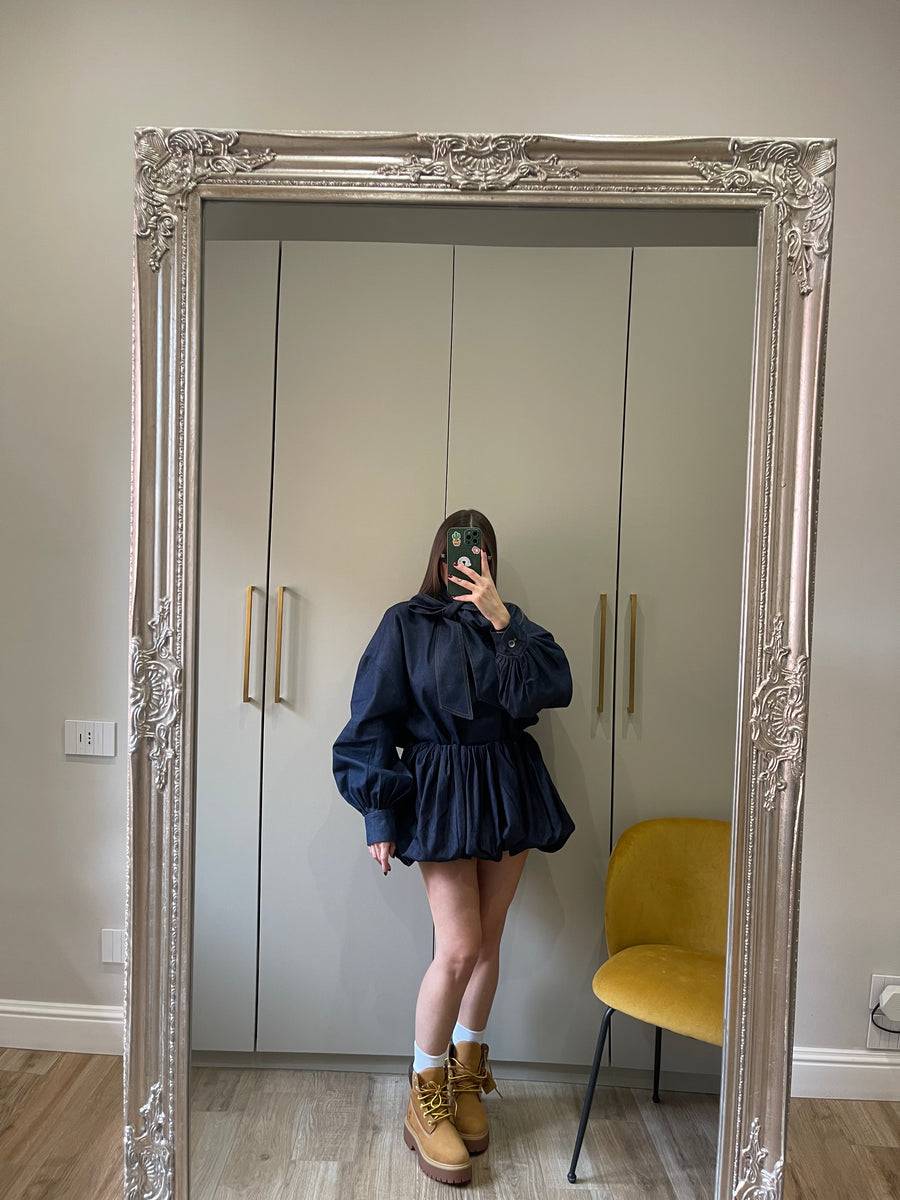 Lovely Sisters Gonna A Pantaloncino In Denim