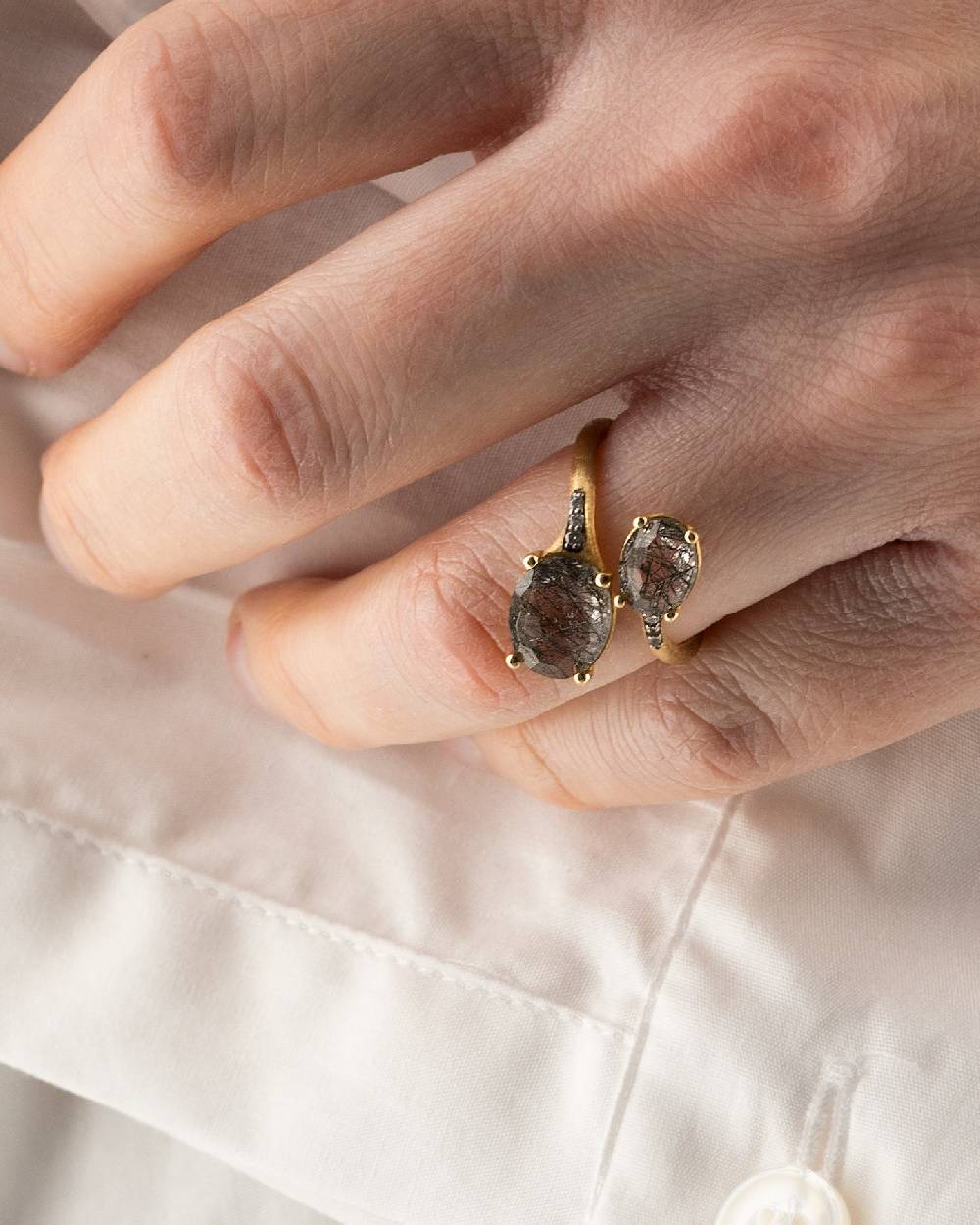 Nanis Anello Contrariè "IPANEMA" In Oro, Quarzo Rutilato Grigio E Dettagli D – Nanis Italian Jewels