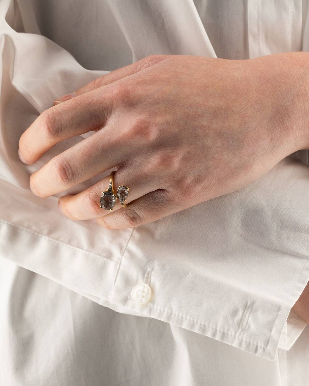 Nanis Anello Contrariè "IPANEMA" In Oro, Quarzo Rutilato Grigio E Dettagli D – Nanis Italian Jewels