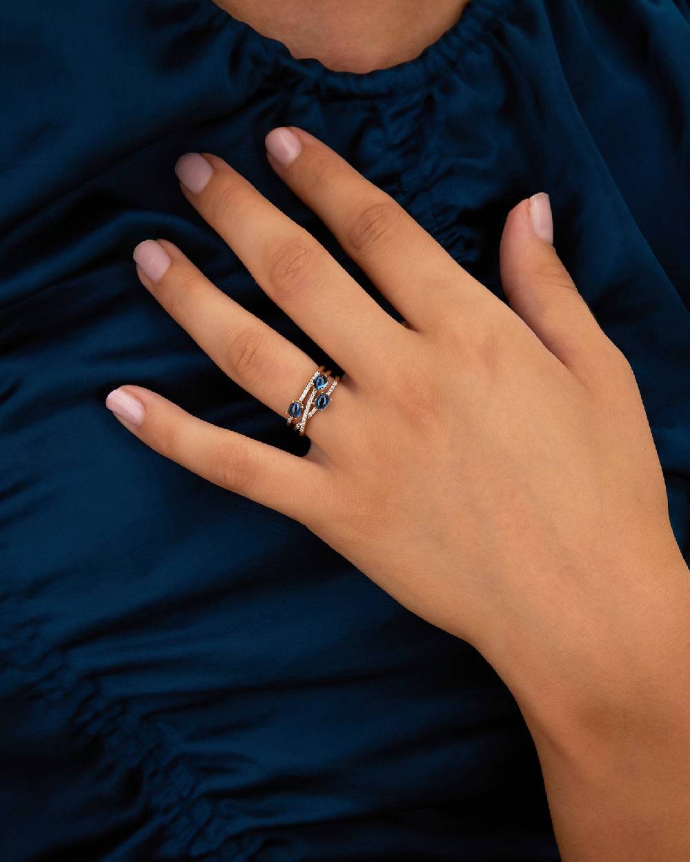 Nanis Anello "DANCING AZURE" A Tripla Fascia Incrociata In Oro, Diamanti E T – Nanis Italian Jewels