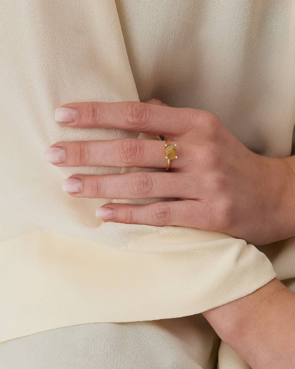 Nanis Anello "IPANEMA" In Oro, Quarzo Rutilato Giallo E Dettagli Di Diamanti – Nanis Italian Jewels