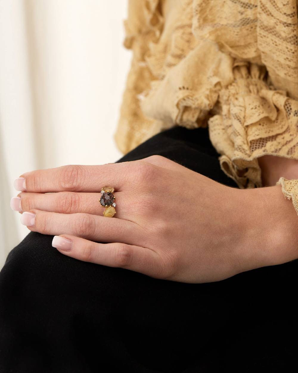 Nanis Anello "IPANEMA" In Oro, Quarzo Rutilato Grigio E Giallo E Dettagli Di – Nanis Italian Jewels