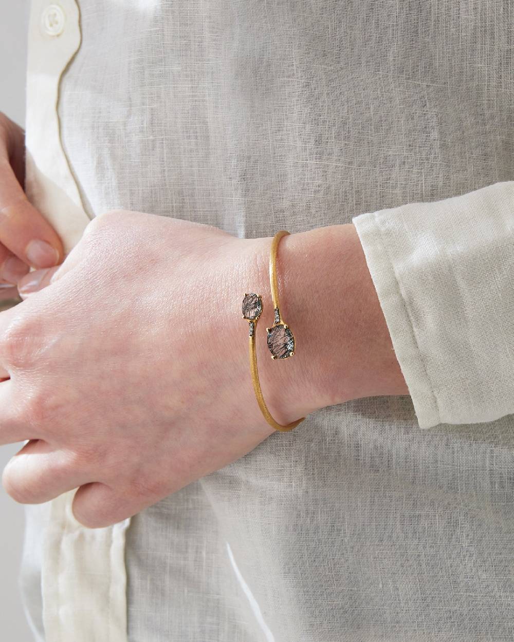 Nanis Bracciale A Schiava "IPANEMA" In Oro, Quarzo Rutilato Grigio E Diamant – Nanis Italian Jewels