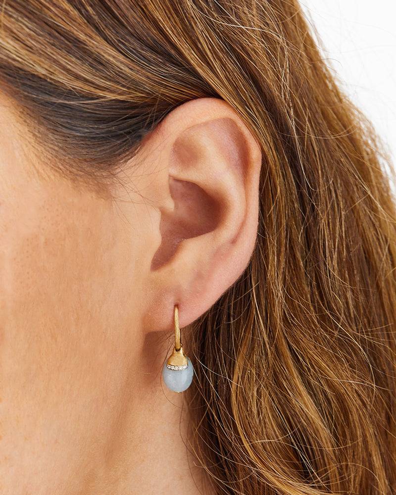 Nanis Orecchini Ciliegine "AZURE" Pendenti In Oro, Acquamarina Milk E Dettag – Nanis Italian Jewels