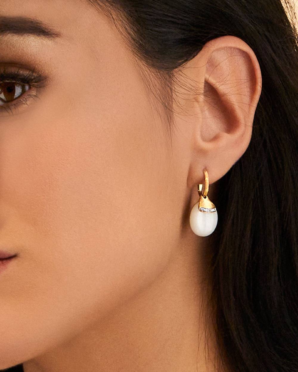 Nanis Orecchini Ciliegine "WHITE DESERT" Pendenti In Oro, Pietra Di Luna E D – Nanis Italian Jewels