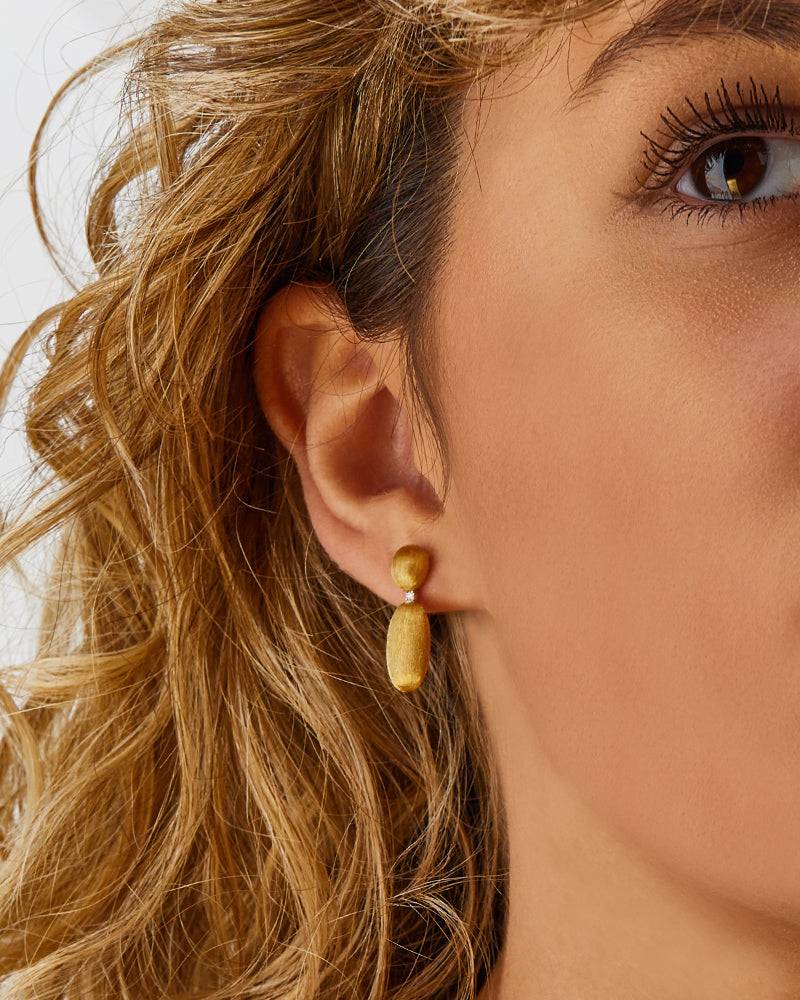 Nanis Orecchini "DANCING ÉLITE" Pendenti Piccoli Incisi A Mano In Oro E Diam – Nanis Italian Jewels