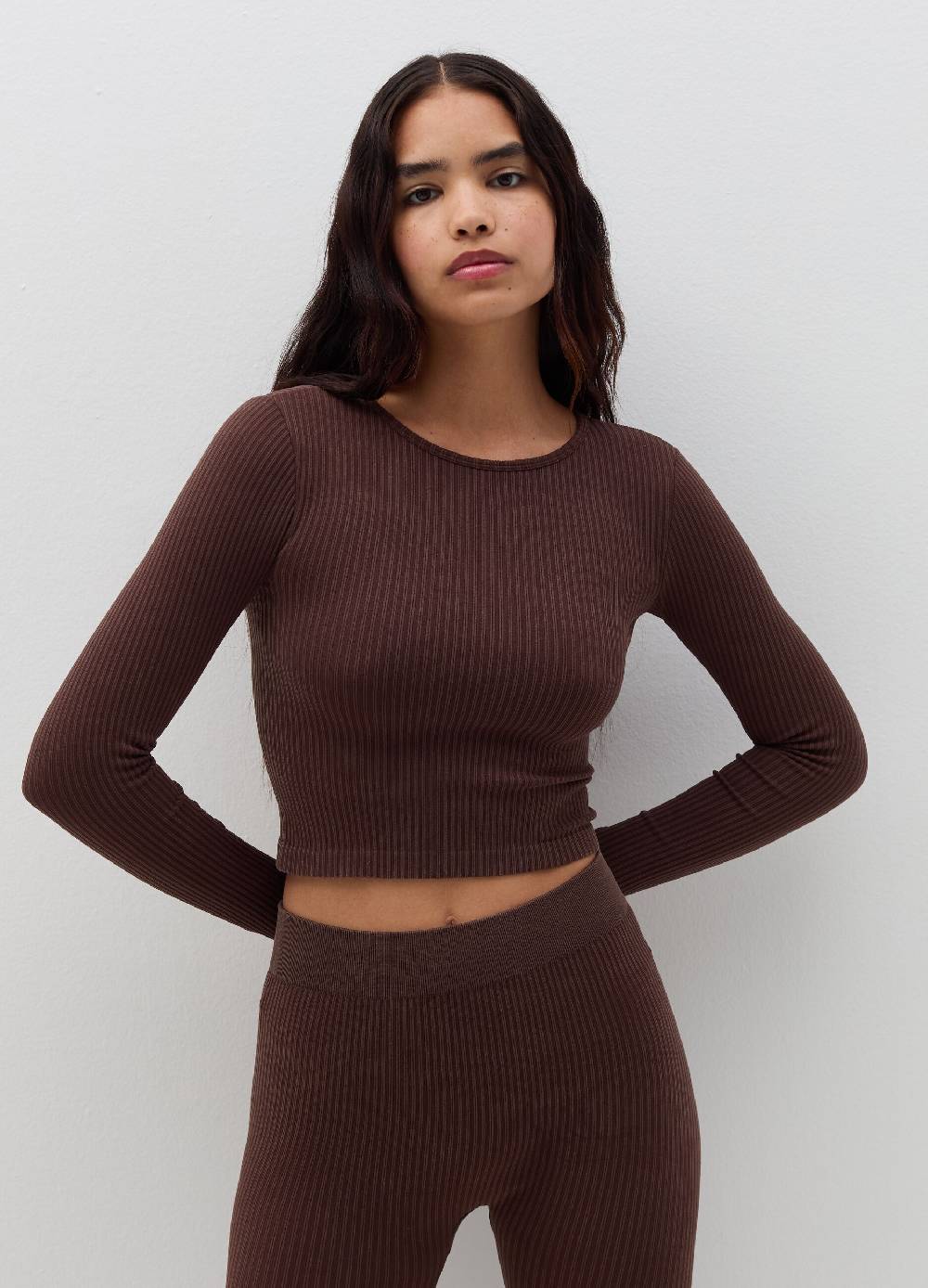 B. ANGEL T-shirt crop a costine con maniche lunghe