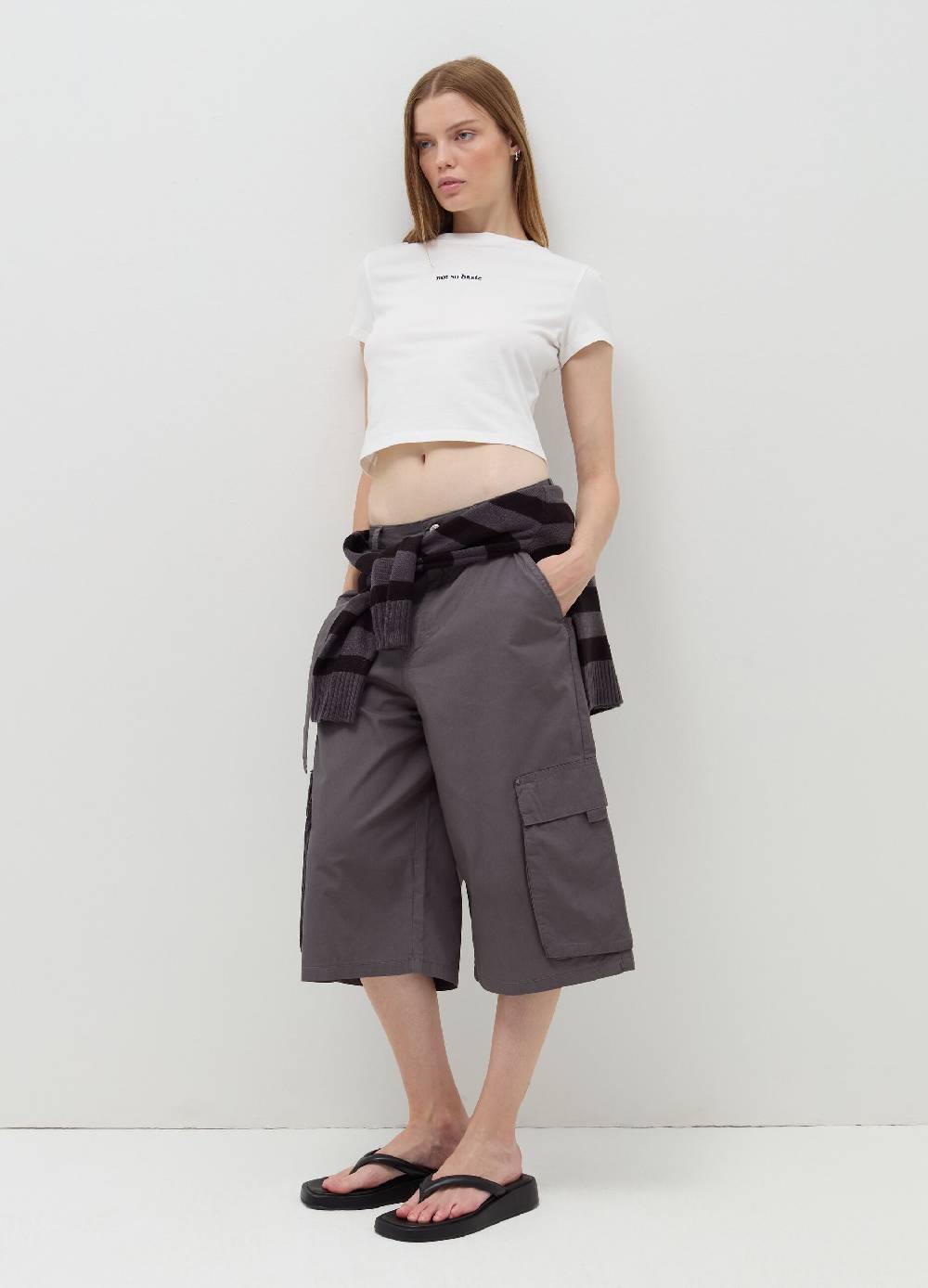 B. ANGEL T-shirt crop con ricamo lettering