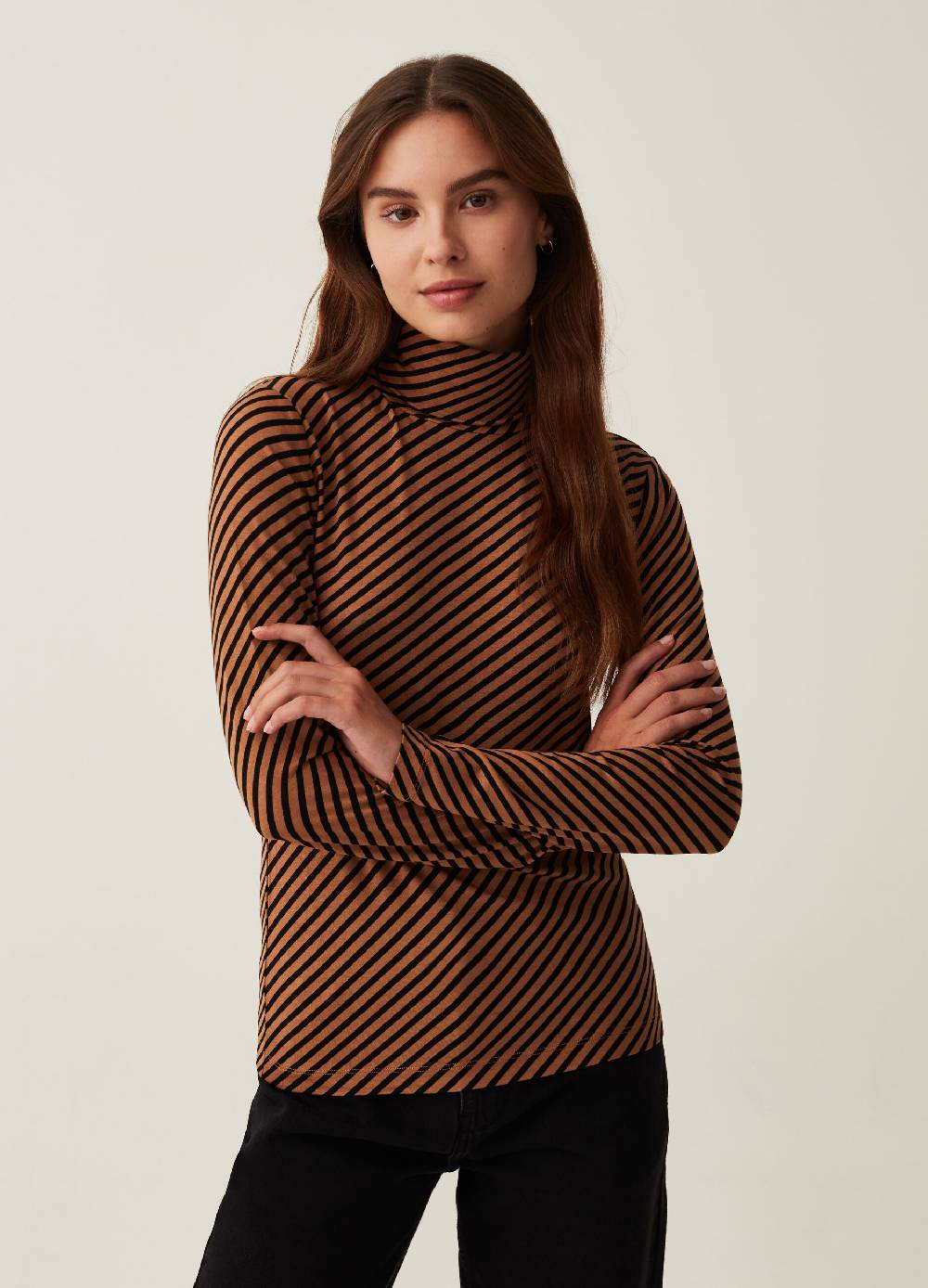 OVS T-shirt a collo alto stampa a righe oblique