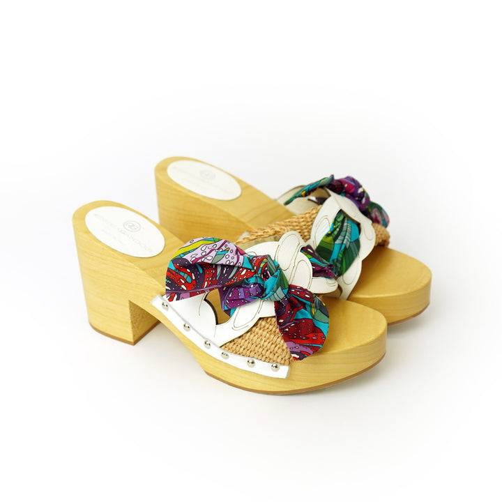 Roberta Gandolfi Diva Chain sandali in legno incrociato con platform in rafia e stampa fiocco tropical