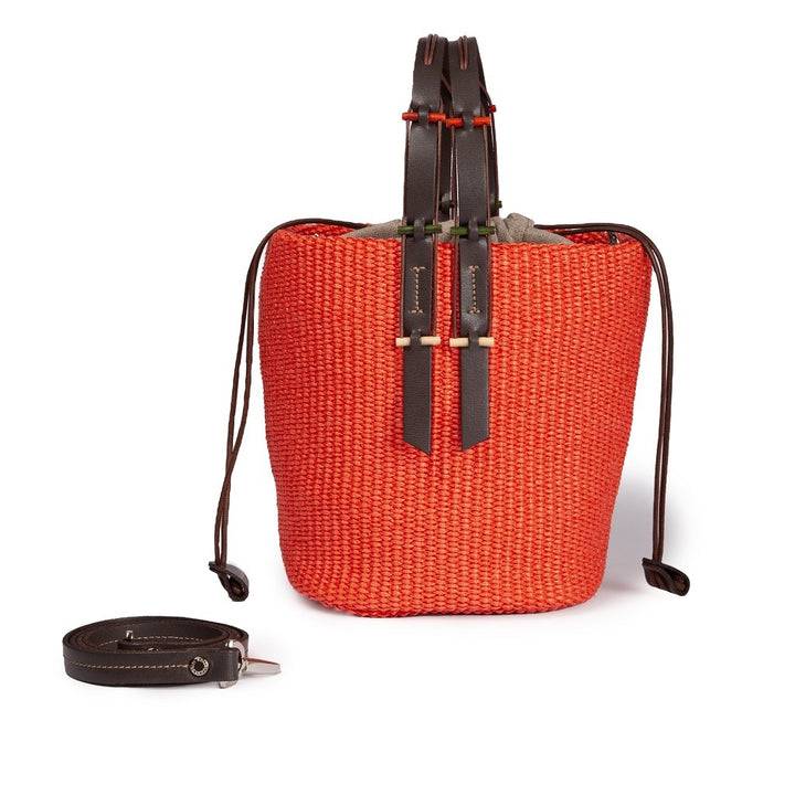 Roberta Gandolfi Fernanda Bucket in rafia con finiture in pelle di vitello con tracolla staccabile